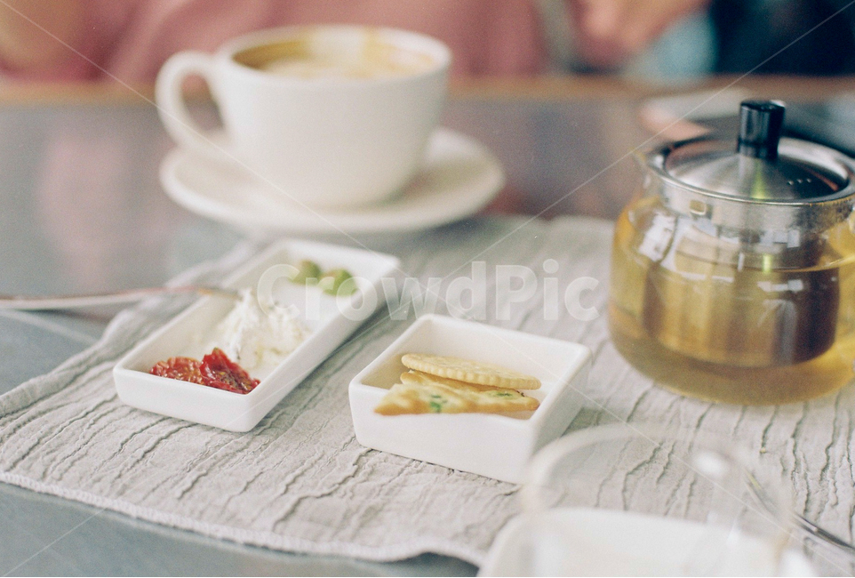커피,카페,필름사진,분위기,여행,필름,디저트,과자,테이블,감각,따뜻함,배경,풍경,인테리어,소품,음식,식재료,요리,food,cook,meal,dishes,food reserves,디저트,간식,후식,dessert,snack,커피,카페,coffee,cafe,감성,sensible,feeling