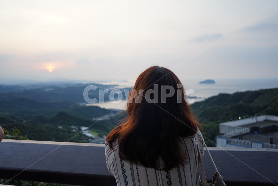 뒷모습,노을,여자뒷모습,혼자,단발머리,석양,오후,하늘,바라보다,추억,풍경,사람,20대,강,여행,감상,women,back,behind,taiwan,시골,대만,sunset,evening,붉은노을,저녁,여자친구,사람,인물,인간,human,person,여성,여자,woman,female,lady