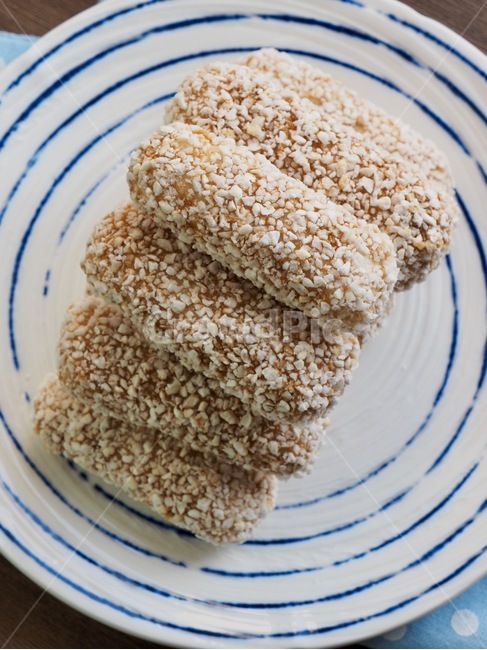 유과,한국음식,식품,한식,한국문화,한국,배경,음식문화,웰빙,문화,아시아,아시아음식,접시,전통,설날,추석,음식,추석음식,설날음식,명절,명절음식,한국과자,전통과자,과자,한과,한국전통과자,쌀과자,간식,후식,스낵,디저트,간식,후식,dessert,snack