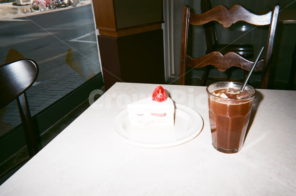 딸기케익,아메리카노,카페,커피,공간,cafe,coffee,cake,space,americano,디저트,간식,후식,dessert,snack