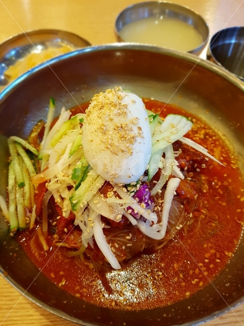 음식,냉면,비빔,비빔냉면,계란,고명,오이,양념,새콤,달콤,매콤,면,여름음식,여름,계절,그릇,양푼이,식사,시원한,칼칼한,다이어트,음식,식재료,요리,food,cook,meal,dishes,food reserves,한식,한국음식,한국요리,korean food,korean dishes,korean meal,korean cook