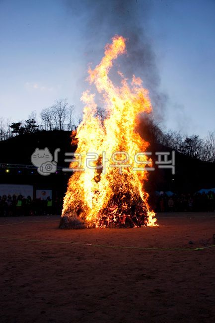 Full moon of the first lunar month,traditional customs,folk games,Burning the moon house,wind speed,fire,tradition,campfire