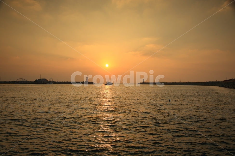 일몰,바닷가,등대,석양,자연풍경,자연,풍경,nature,landscape,vehicle,차량,boat,보트,transportation,교통,outdoors,옥외,sunlight,햇빛,dawn,새벽,dusk,황혼,sky,하늘,red sky,붉은 하늘,sunset