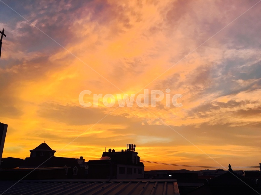 붉은,하늘,집앞,노을,저녁,도시,풍경,city,landscape,실루엣,그림자,silhouette,shadow,색깔,색상,색채,색감,color sense,color sensitivity,feeling of color,nature,자연,outdoors,옥외,sky,red sky,붉은 하늘,dusk,황혼,dawn,새벽,sunset,일몰