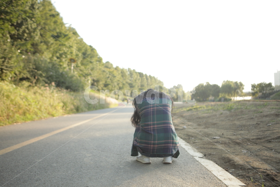 뒷모습,여자,clothing,길,road,skirt,tartan,의류,apparel,의복,plaid,격자무늬모직물,킬트,kilt,사람,인물,인간,human,person,고독함,외로움,쓸쓸함,우울함,슬픔,lonely,solitary