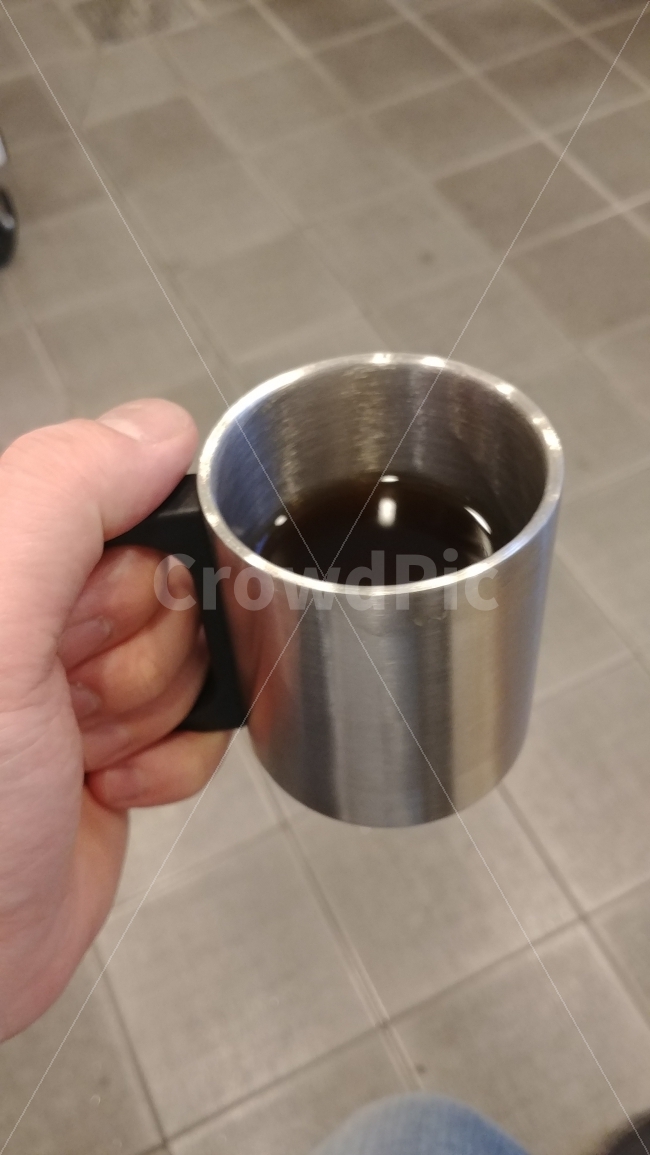 커피,커피잔,아메리카노,캠핑컵,스텐컵,블랙커피,이디야커피,사람,인물,인간,human,person,신체일부,몸,body,커피,카페,coffee,cafe