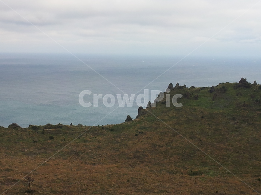 자연,nature,하늘,sky,구름,하얀구름,바다,푸른바다,blue,분화구,성산일출봉,수평선,제주도,jeju,섬,island,제주풍경,제주경치,성산일출봉경치,늦겨울,감성,휴식,성산일출봉정상