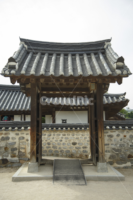 전통가옥,한국의미,기와집,처마,담장,담벼락,담,목주택,목조주택,기와,마루,옛날집,조선시대,조선,한국의집,대문,시간여행,서울,한국,culture,tradition,wall,door,roof,gate,한국전통,한국문화,korean traditional,korean culture,건축물,건물외관,exterior,building,structure,architecture,construction