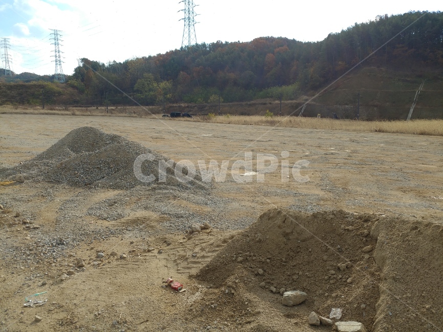 땅,모래,흙,대지,전주,산,나무,자연,풍경,nature,landscape,ground,바닥,gravel,자갈,road,도로,dirt road,흙길