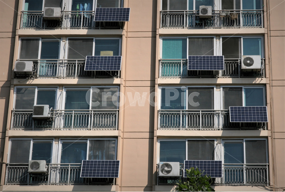 아파트,에어컨,태양광,발전,패널,산업,industry,industrial,에너지산업,energy industry,건축물,건물외관,exterior,building,structure,architecture,construction,window,창문
