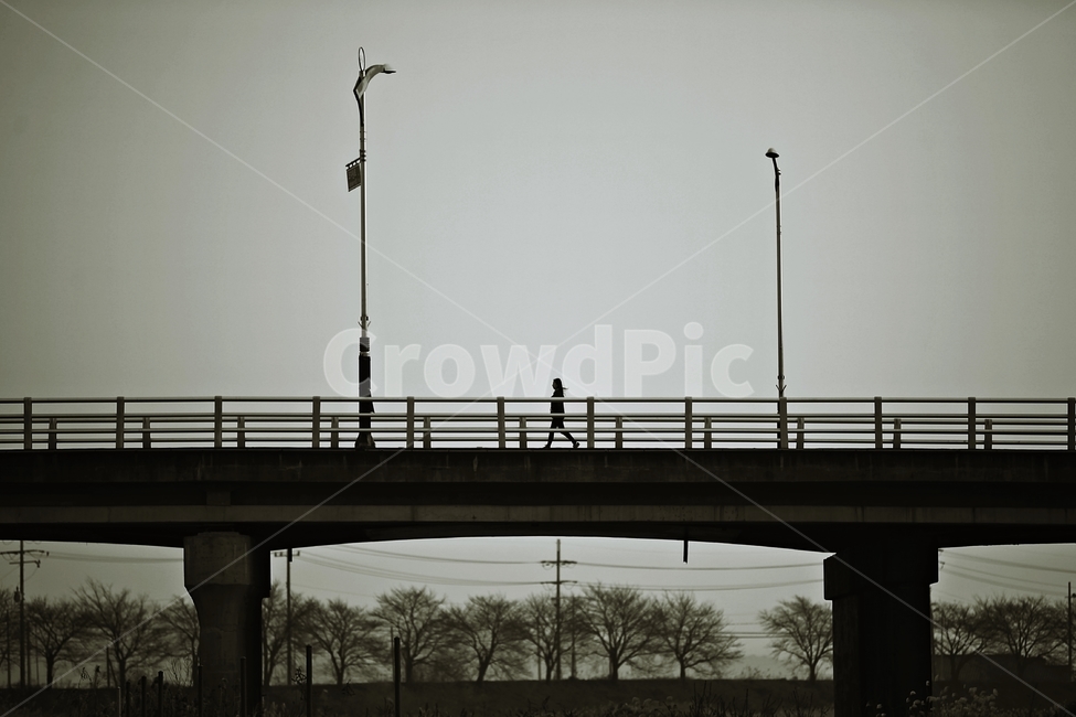 다리,가로등,행인,landscape,감성사진,사람,인물,인간,human,person,여성,여자,woman,female,lady,고독함,외로움,쓸쓸함,우울함,슬픔,lonely,solitary,흑백,모노톤,monochrome,black and white