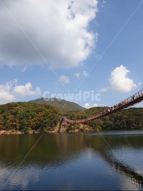 가을,하늘,자연,호수,산,다리,흔들다리,풍경,nature,lake,자연,풍경,nature,landscape,outdoors,옥외,water,물