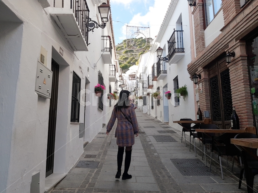 뒷모습,여자,거리,건물,전신,street,women,골목길,alley,사람,인물,인간,human,person,여성,여자,woman,female,lady,building,city,시티,urban,어반,town,도시,road,도로,path,통로,walkway,보도,chair,의자,furniture,가구