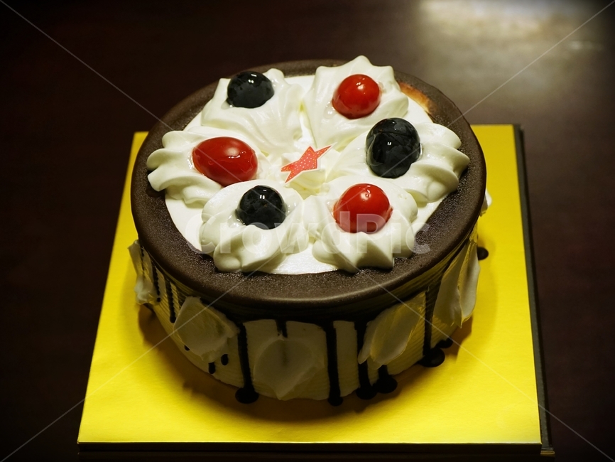 케이크,케익,생일,행복,체리,포도,크림,초코,cake,chocolate,fruit,red,reddishbrown,reddish,축하,음식,식재료,요리,food,cook,meal,dishes,food reserves,빵,bread,디저트,간식,후식,dessert,snack