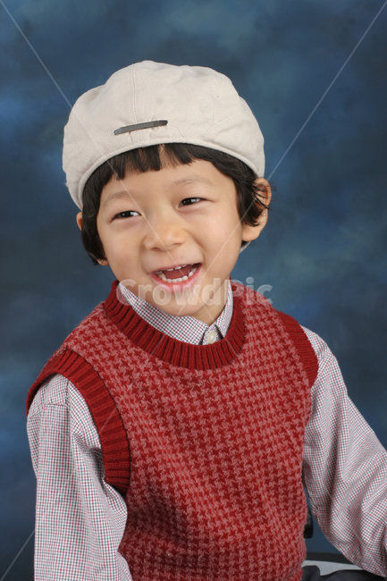 얼굴표정,남자아이,어린아이,미소,웃음,응시,관심,스마일,얼굴,사람,인물,인간,어린이,감정표현,수줍음,기분,kid,smile,human,boy,person,facial,expression,child,children,feeling,face,emotion,사람,인물,인간,human,person,얼굴표정,facial expression,face,어린이,어린아이,child,children,kid,패션스타일,의상,fashion,style