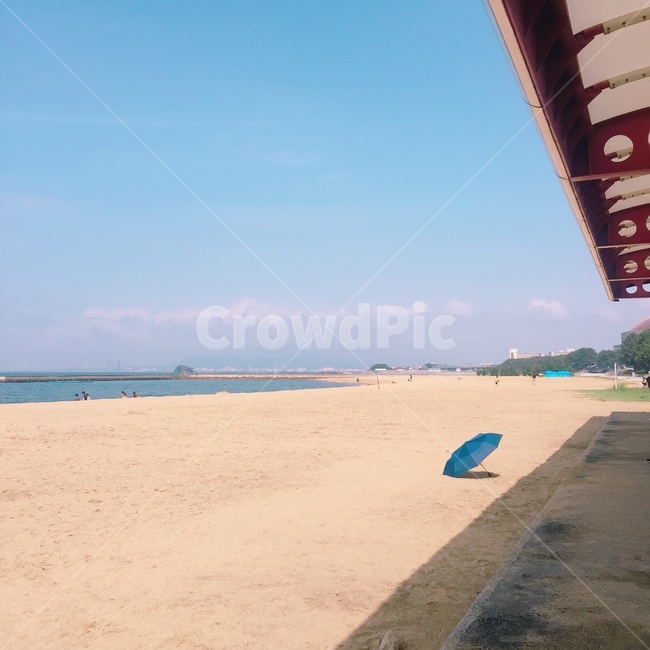 우산,바다,해변,모래밭,모모치해변,하늘,그림자,외로움,버려진우산,버려지다,기다림,파란색,파란색우산,일본