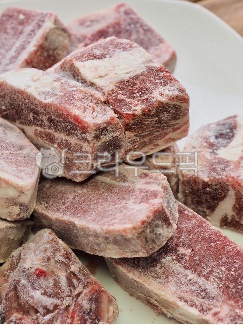 냉동,고기,소고기,갈비,배경,흰색,스테이크,음식,빨강,요리재료,단백질,흰서리,소갈비,냉동갈비,냉동식품,frozen,meat,beef,rib,background,white,steak,food,red,cookingingredients,protein,whitefrost,beefribs,frozenribs,frozenfood,음식,식재료,요리,food,cook,meal,dishes,food reserves,육류,고기,meat