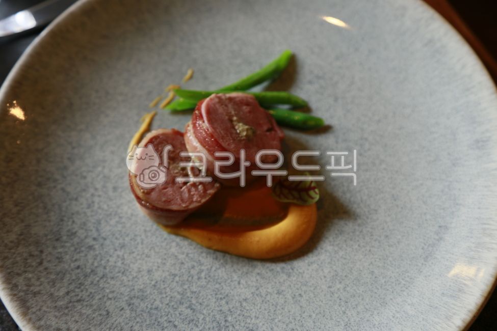 plating,steak,plate,Duck tenderloin,French,cooking,kitchen,Duck Steak,french,dining,duck breast,restaurant,duck meat,cuisine,dinner,Fine Dining,food,French restaurant,meal,bacon,fork,dish,Plating