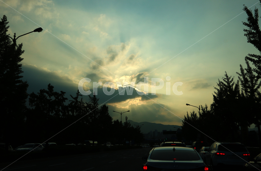 퇴근길,빛내림,하늘,저녁하늘,구름,교통,교통수단,traffic,transportation