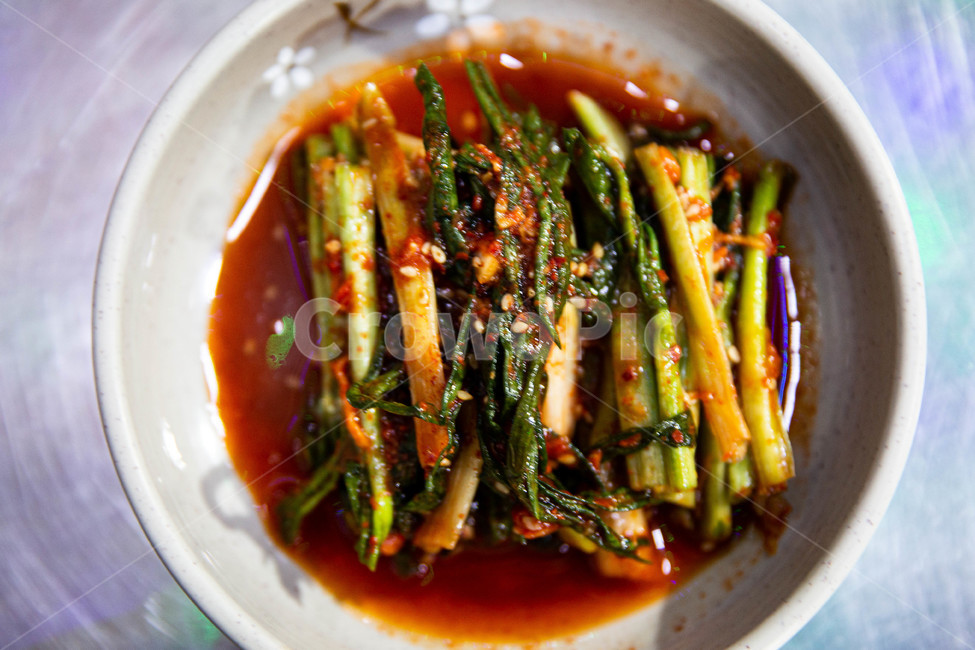 greenonionkimchi,redpepper,fermentedfood,spicy,verticalphotography,koreantraditionalfood,한국전통음식,파김지,발효식품