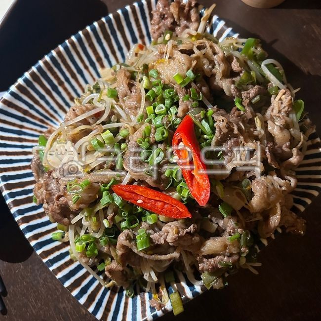 mutton,marbled,snack,bean sprouts,beef,food,side dish,Stirfried bean sprouts with marbled bean sprouts,host,meat,lamb