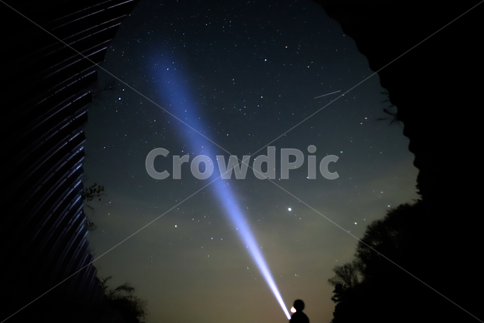 자연,outdoors,lighting,조명,은하수,galaxy,star,별,sky,하늘,손전등,flashlight,터널,자연,풍경,nature,landscape,옥외