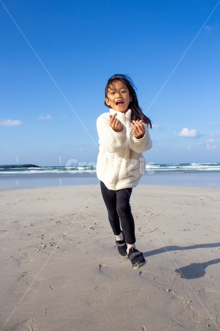 하늘,구름,바다,하트,행복,달리기,모래사장,사람,인물,인간,human,person,어린이,어린아이,child,children,kid