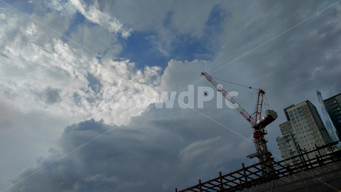 하늘,구름,sky,타워크레인,constructioncrane,건설크레인,towercrane,건물,building,파란하늘,크레인,건설,공사