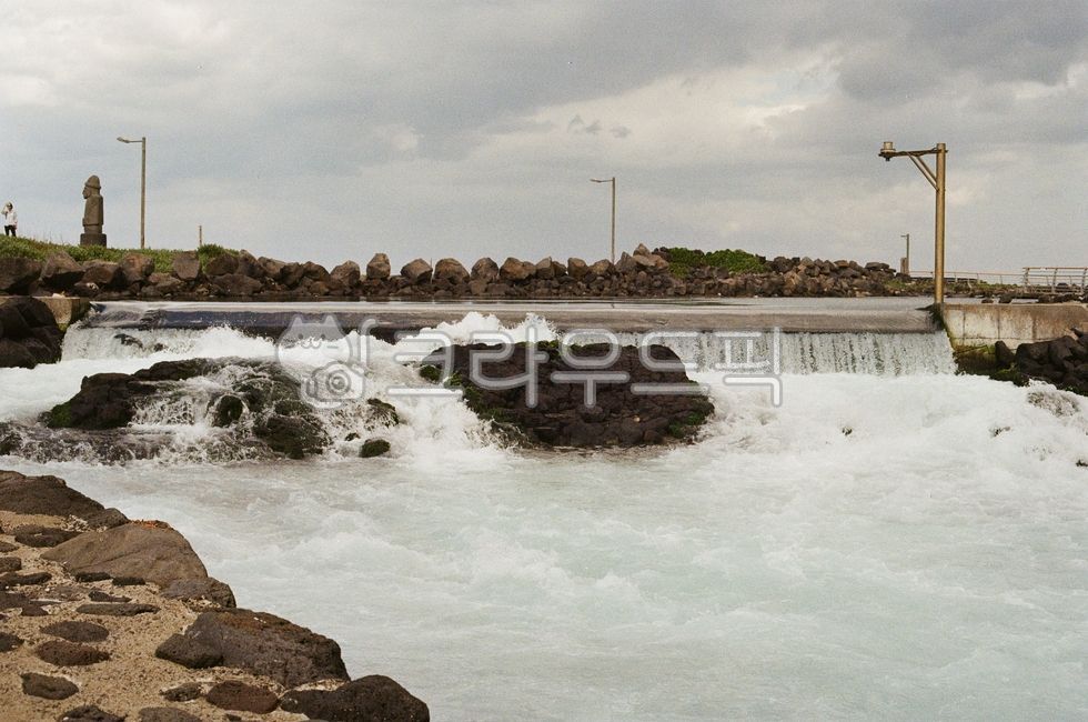 파도,너울,포말,해안방파제,월파,검은바위,현무암,화산암,거친바다,폭풍파도