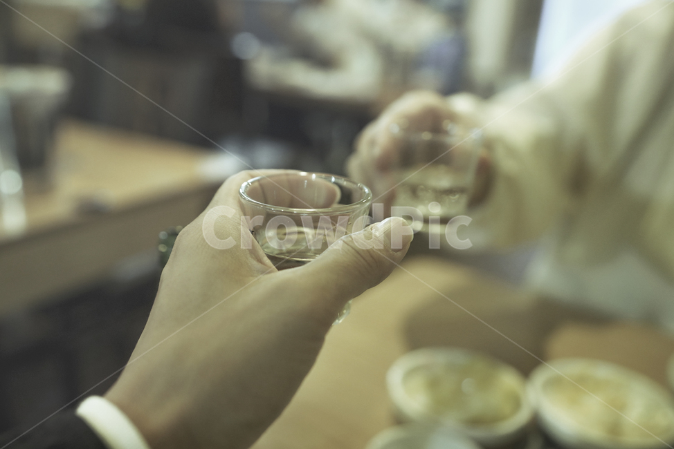 건배,술자리,손,술잔,유리,소주,알콜,glass,술,주류,alcohol