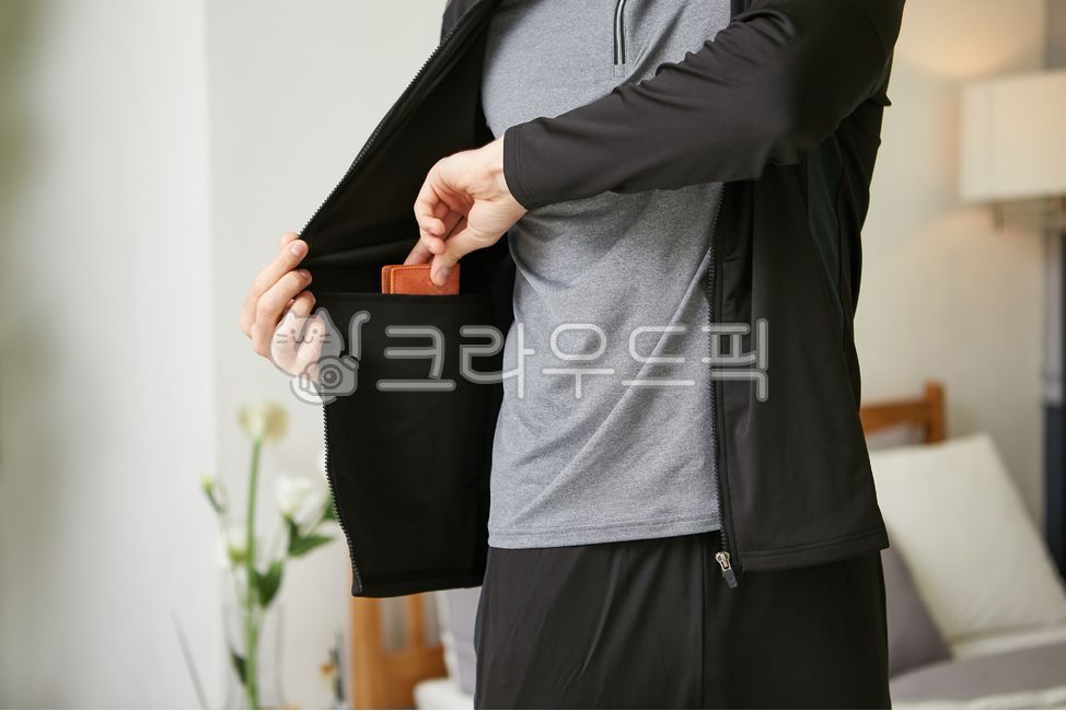 패션,주머니,지갑,피팅,의류,옷,사람,남자,의상,클로즈업,실내,상의,윗옷,검정,트레이닝복,운동복,부분,손,잡기,넣기,방,긴팔,의복