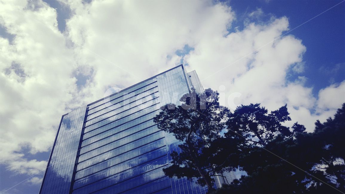 reflection,banister,난간,officebuilding,사무실건물,building,건물,하늘,푸른하늘,sky,반영,옥외,파란하늘,구름,cloud