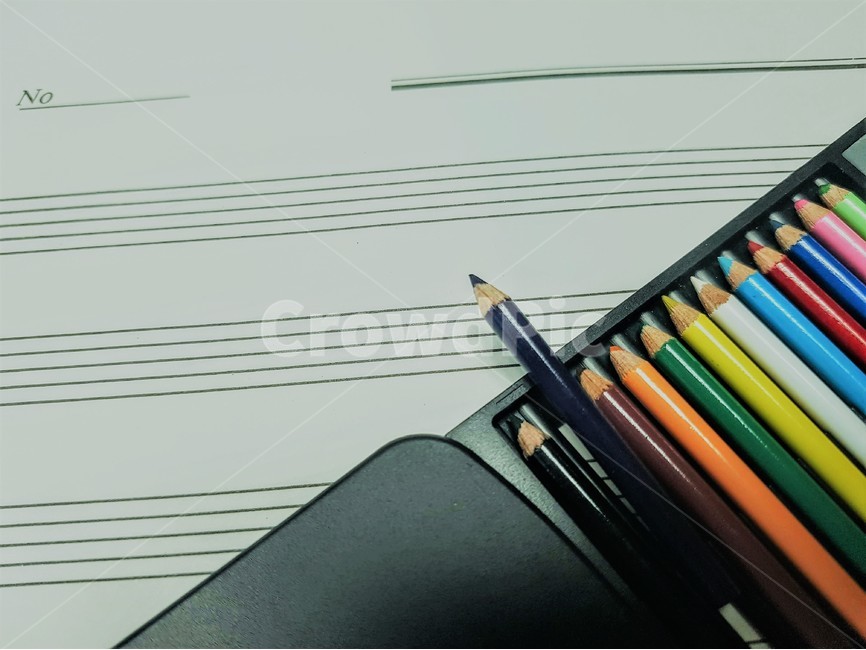 오선지,색연필,무지개색깔,musicpaper,종이,연필,coloredpencil,예술,art,사물,물건,오브젝트,thing,object,matter,연출,컨셉,콘셉,direction,concept,학용품,문구류,사무용품,school supplies,stationery,office supplies