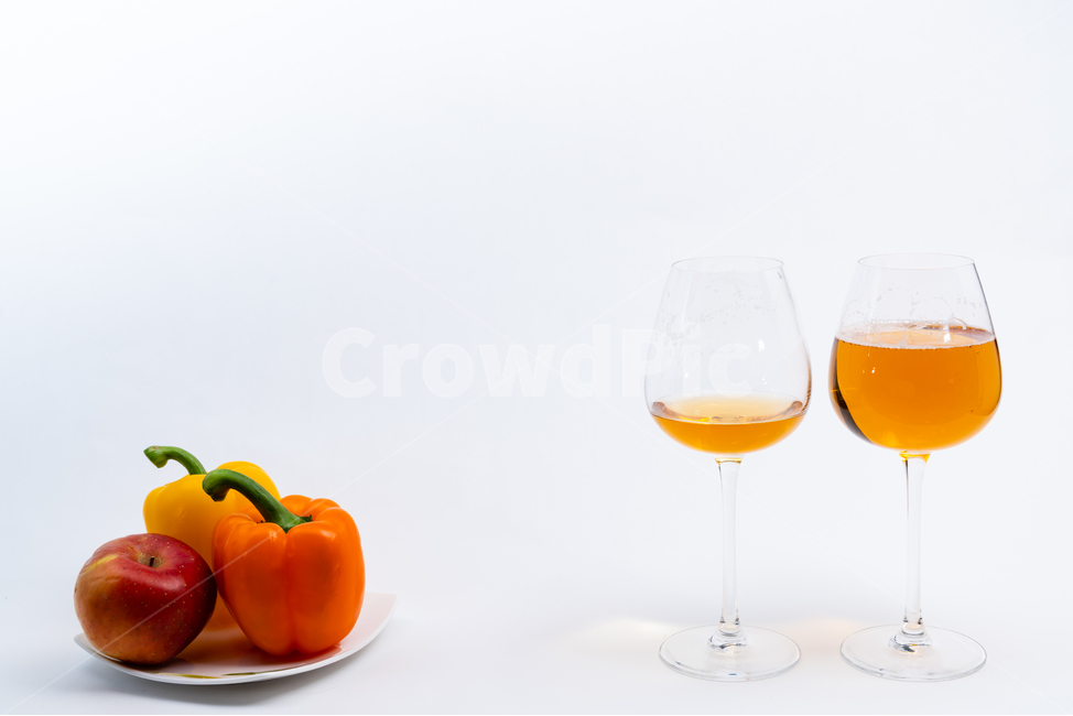 접시,그릇,도자기,와인잔,포도주,맥주,커플,유리잔,투명한,배경,주황색,노란색,하얀색,채소,야채,식재료,다이어트,건강한,칼로리,식단,안주,알콜,주류,차가운,담백한,딱딱한,쥬스,항산화,정돈된,농사,깨끗한,수분,정물,스튜디오,접사,음식,비타민,반찬,파프리카,탄산,사과,과수원,빨간색,녹색,채소,야채,vegetables,술,주류,alcohol,사물,물건,오브젝트,thing,object,matter