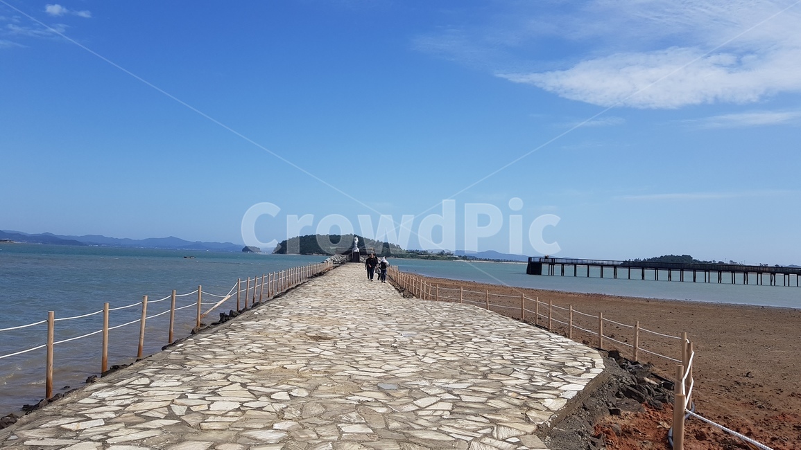 푸른하늘,자연,outdoors,옥외,nature,sky,하늘,구름,cloud,사람,human,인간,path,walkway,person,자연,풍경,nature,landscape