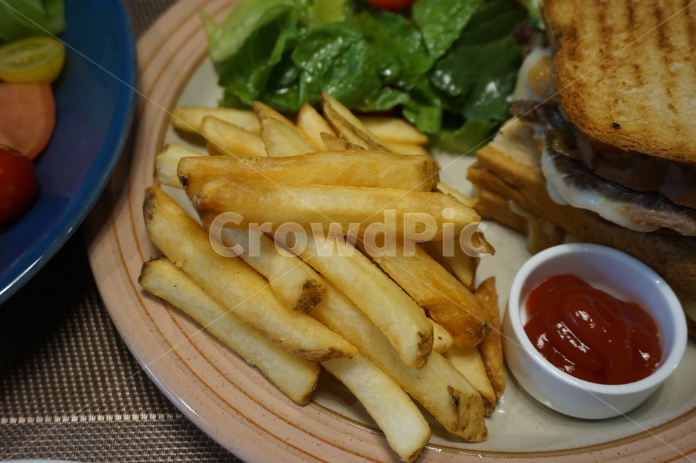 감자,감자튀김,프렌치프라이,케찹,사이드메뉴,frenchfries,fastfood,패스트푸드,기름진,감자요리,튀김,튀김요리,바삭한,브런치,점심,brunch