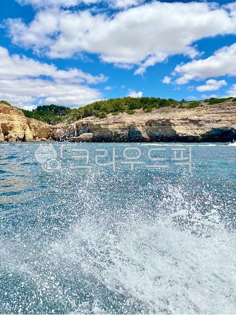 ship,sky,background,clouds,blue sky,mediterranean sea,atlantic ocean,beach,sea,waves,water