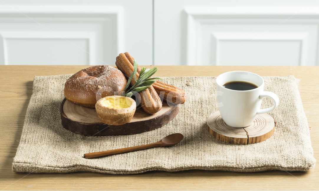 식사,음식,빵,브레드,주방,쿠킹,meal,bread,아침,런치,베이커리,부엌,식탁,food,밀가루음식,테이블웨어,나무,원목,wood,손,남자,hand,커피,coffee,morning,음식,식재료,요리,food,cook,meal,dishes,food reserves,빵,bread,연출,컨셉,콘셉,direction,concept