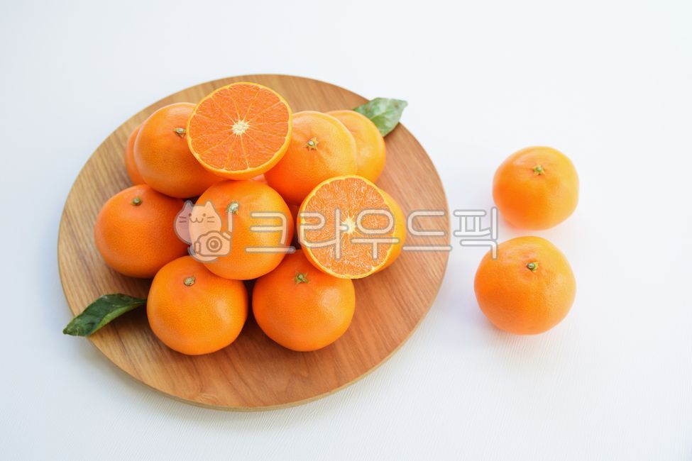 wooden plate,winter snack,fragrant,cut,half,winter fruit,vitamin c,fruit,snack,woodendish,winter,plate,Orange,Cheonhyehyang,crush,ingredients,wooddish,citrus fruits,Fruit,health,vitamin,food,health food,orange,citrusfruit,nutrition,dessert,dish,wooden,foo