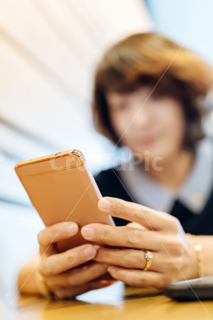 전화,소통,대화,연락,휴대폰,검색,서핑,카페,여유,취미,게임,폰케이스,스마트폰,중독,사람,인물,인간,human,person,여성,여자,woman,female,lady,연출,컨셉,콘셉,direction,concept,정보통신기술,전자기기,전자제품,it,information,technology,electronic equipment
