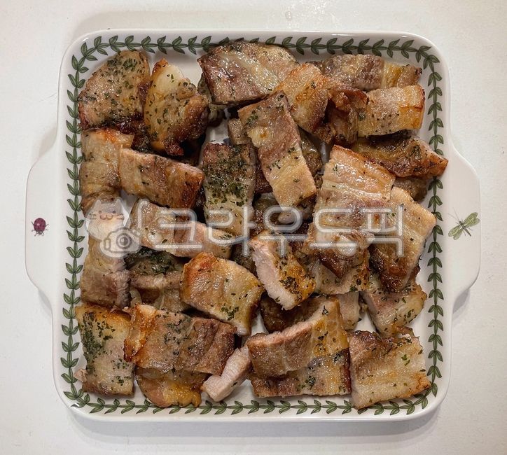 돼지고기,삼겹살,육류,구이,돼지,고기,음식,요리,식사,식재료,먹방,밥도둑,한식,한국음식,한국요리,에어프라이어구이,오돌뼈,에어프라이어요리,pork,food,dish,cook,meal,meat,koreanfood