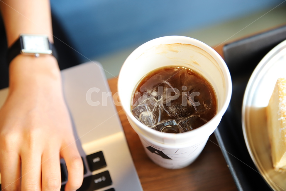 카페,커피,cafe,coffee,아메리카노,실내,사람,인물,인간,human,person,신체일부,몸,body,음식,식재료,요리,food,cook,meal,dishes,food reserves,디저트,간식,후식,dessert,snack,커피,카페,coffee,cafe