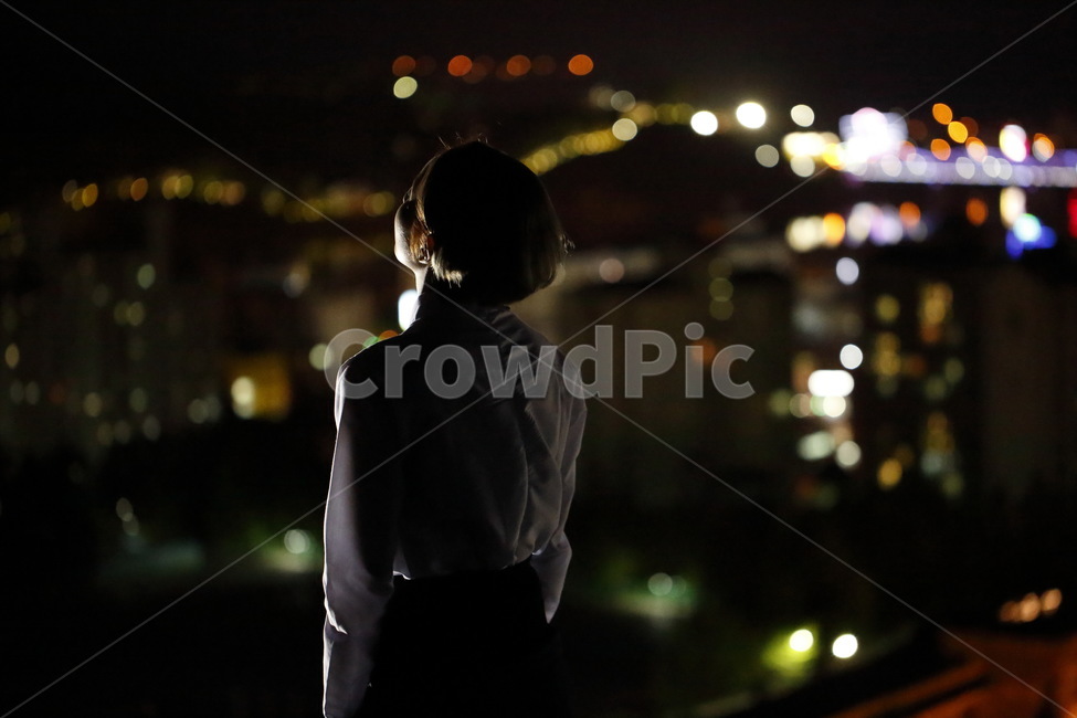 야경,불빛,밤,퇴근,옥상,모델,생각,야경,밤,풍경,nightscape,night,landscape,사람,인물,인간,human,person,여성,여자,woman,female,lady,고독함,외로움,쓸쓸함,우울함,슬픔,lonely,solitary