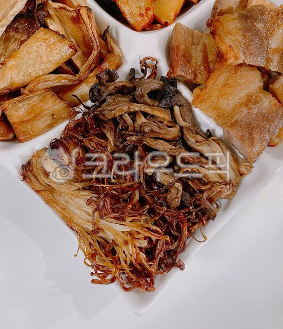 느타리버섯,버섯,팽이버섯,팽이버섯구이,구운느타리버섯,느타리버섯구이,구운팽이버섯,새송이버섯구이,구운새송이버섯,새송이버섯,삼겹살,돼지고기,돼지,고기,육류,버섯구이,구운버섯,음식,식사,pork,meat,food,meal