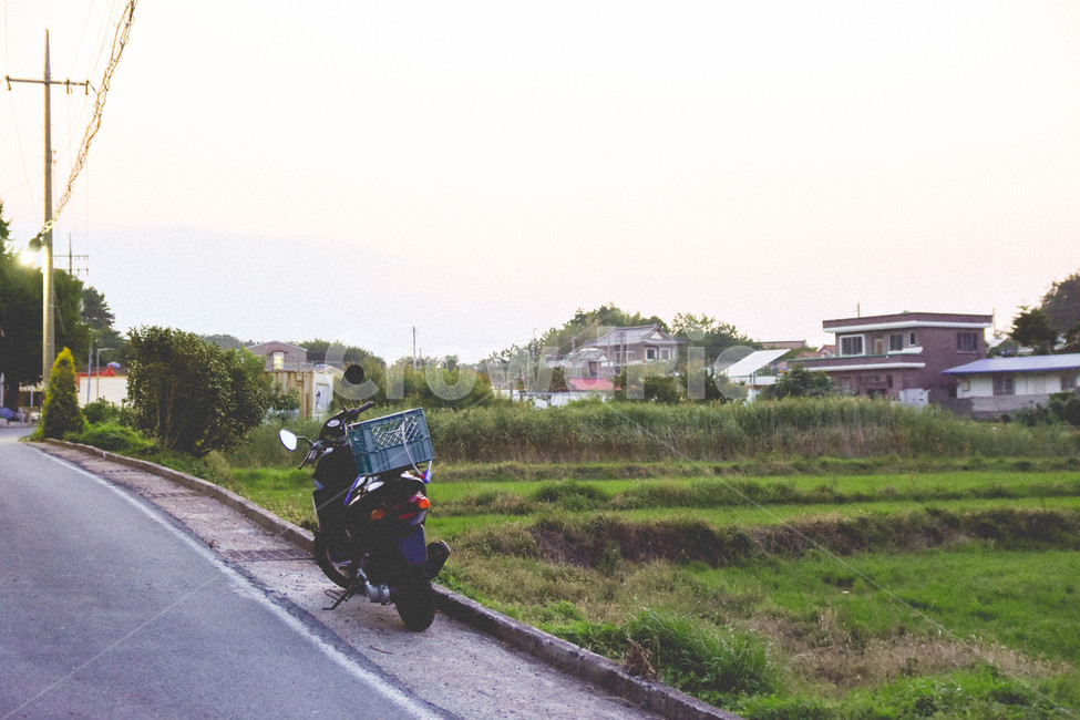 road,도로,transportation,교통,motorcycle,오토바이,vehicle,차량,tarmac,타맥,asphalt,아스팔트,시골길,길,시골,마을,풍경,landscape,country,rural,town