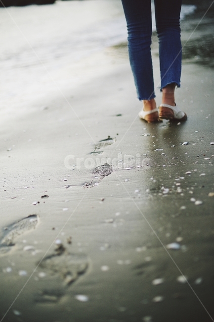 바다,sea,해변,해변가,seaside,뒷모습,발,발자국,footprint,신발,여성,women,감성,청바지,파도,wave,자연,nature,해변,바다,beach,sea,고독함,외로움,쓸쓸함,우울함,슬픔,lonely,solitary