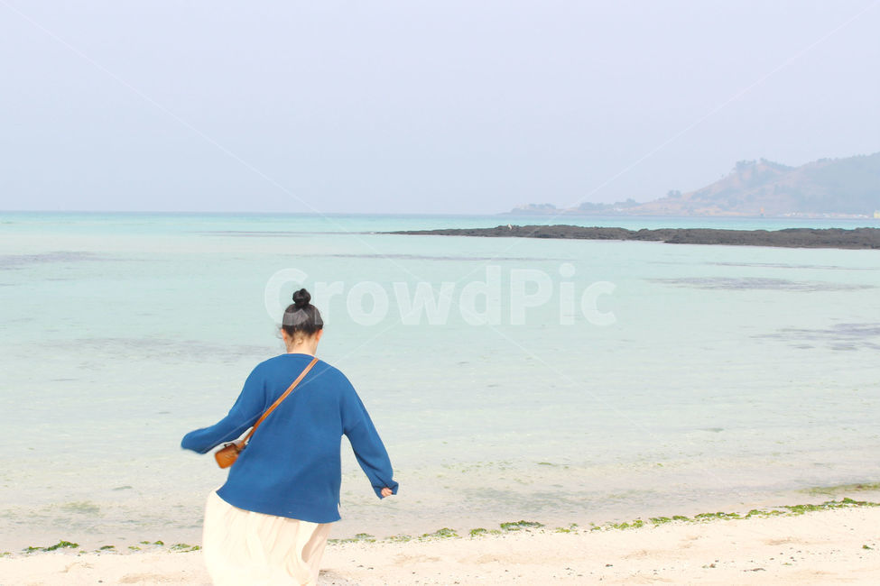 사람,감성사진,바다,하늘,여자,blue,people,woman,sky,sea,해변,바다,beach,sea,제주도,jeju,jeju island,사람,인물,인간,human,person,여성,여자,woman,female,lady,여행,휴가,traveling,vacation,trip,shorts,반바지,apparel,의복,clothing,의류,water,물,shoreline,해안선,outdoors,옥외,nature,자연,ocean,대양,land,땅