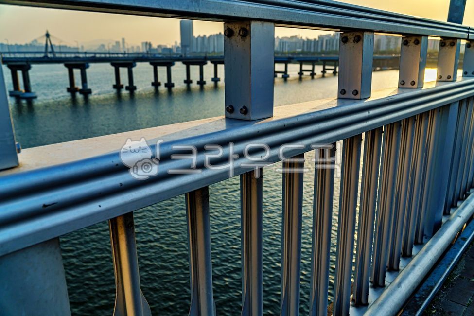 서울,seoul,한국,korea,대한민국,한강,hangangriver,hanriver,hangang,풍경,landscape,하늘,한강공원,광진교,hangangpark,오후,railing,handrail,난간,banister,waterfront,교량,교각,올림픽대교,도시,시티,citi,건물,빌딩,building,bridge,한강다리