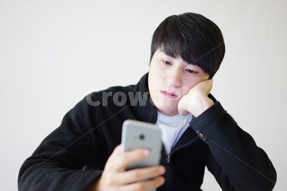 스마트폰,핸드폰,휴대폰,남자,남성,모바일,it,전자기기,전자제품,사람,인물,인간,human,person,남성,남자,man,male,정보통신기술,전자기기,전자제품,it,information,technology,electronic equipment