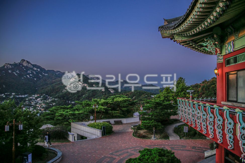 sky,Bench,nature,octagonal pavilion,tree,sperm,slope,building,Street lamp,korea,mountain,outdoors,Plaza,plant,tradition,ridge,Handrail,Bukak Octagonal Pavilion